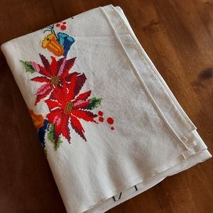 🌺 Beautiful Vintage Holiday Hand Embroidered Tablecloth